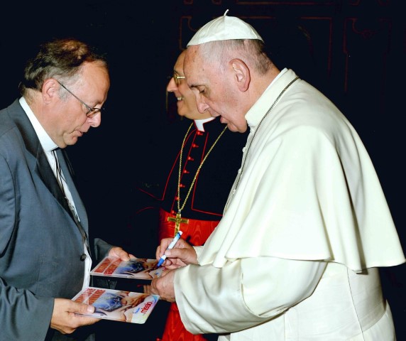 Paus Franciscus tekent Missio-label Small