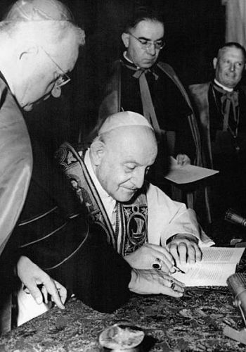 Paus Ioannes XXIII signing Pacem in Terris 1963 350 500